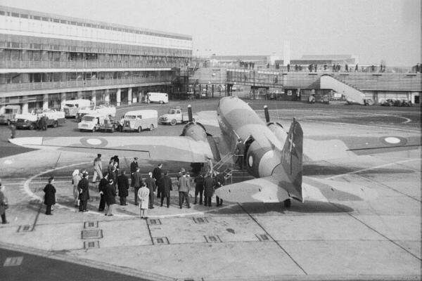 Sister plane unloading royal pax 1966